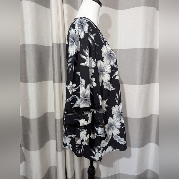Women's Black and White Floral 3/4 Bell Sleeve Top Size: XL - Picture 4 of 10